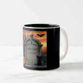 ハロウィーンの墓石のユーモア"夜明けの下" ツートーンマグカップ (正面右)