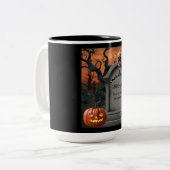 ハロウィーンの墓石ユーモア「Chris P Bacon」 ツートーンマグカップ (正面左)