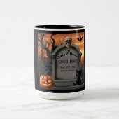 ハロウィーンの墓石ユーモア「Chris P Bacon」 ツートーンマグカップ (中央)