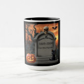 ハロウィーンの墓石ユーモア"Dewey Burnum"マグカップ マグカップ (中央)