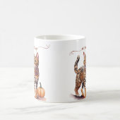 ハロウィーンの水色のベンガル猫とカボチャ コーヒーマグカップ (中央)