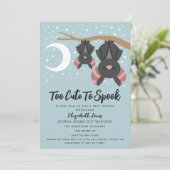 ハロウィーンの男の子の赤ちゃんシャワーをスプックするには可愛すぎる 招待状 (スタンド正面)