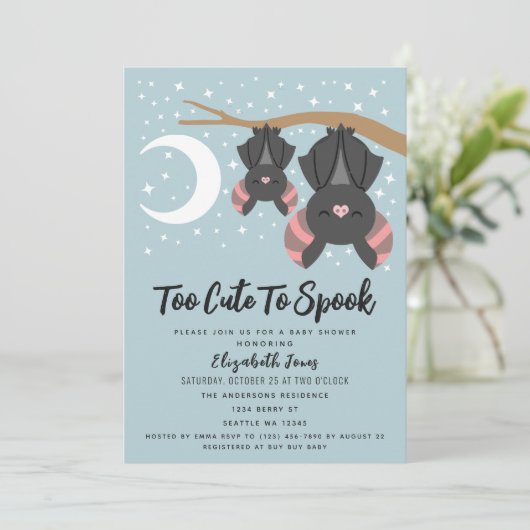 ハロウィーンの男の子の赤ちゃんシャワーをスプックするには可愛すぎる 招待状 (スタンド正面)