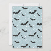 ハロウィーンの男の子の赤ちゃんシャワーをスプックするには可愛すぎる 招待状 (裏面)