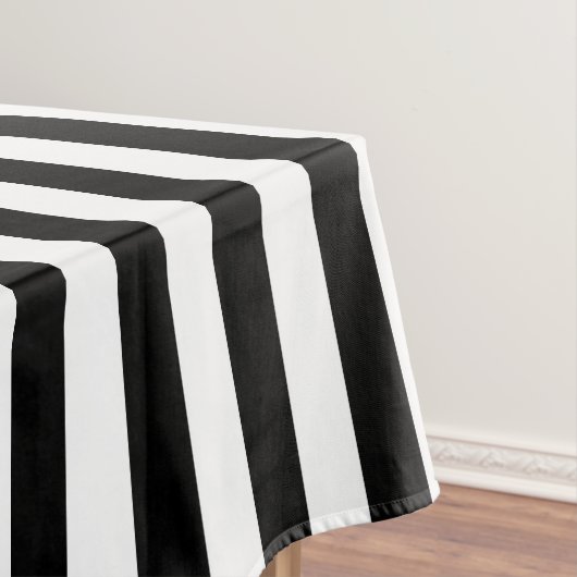 ハロウィーンの白黒ストライプのパターン（の模様が）ある テーブルクロス (インサイチュ)
