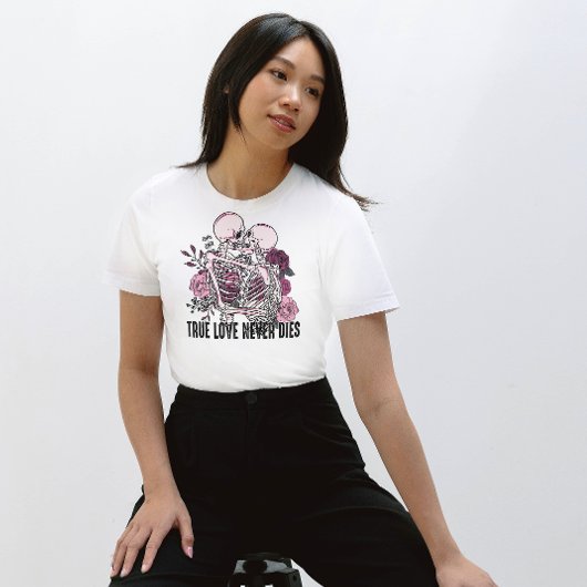 ハロウィーンの真の愛は決して死なない |スケルトンキスをする Tシャツ