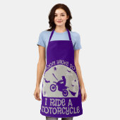 ハロウィーンの箒が壊れたので、私はバイクに乗る エプロン (着用した状態)