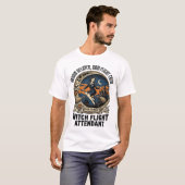 ハロウィーンの箒が壊れたフライトアテンダントの魔女デザイン Tシャツ (正面フル)