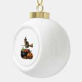 ハロウィーンの縁側の猫。クラシックTシャツ セラミックボールオーナメント (右)