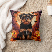 ハロウィーンの背景を持つ愛らしい子犬 クッション (ブランケット)
