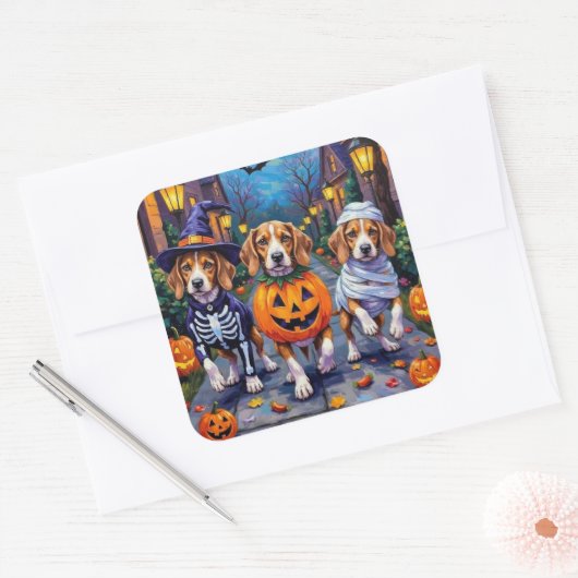 ハロウィーンの衣装でビーグル犬のトリックまたは治療 スクエアシール (封筒)