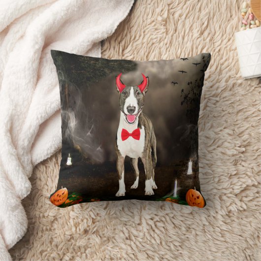 ハロウィーンの衣装を着たブルテリア犬 クッション (ブランケット)