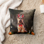 ハロウィーンの衣装を着たヨークシャー・テリア犬 クッション (ブランケット)