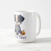 ハロウィーンの衣装を着た犬 コーヒーマグカップ (正面右)