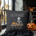 「ハロウィーンの装飾用クッションを待っている | おもしろい クッション<br><div class="desc">この"ハロウィーンを待っている"touchであなたの家に不気味な魅力の装飾用クッションをもたらす。このクッよくはしゃぐションはスケルトンデザインを搭載し、一年中好きなハロウィン祝の愛好家に最適なクッションです。あなたはの飾リビングルーム、ベッドルーム、居心地の良いコーナーなど、この枕はあなたの宇宙にフェスティバルとおもしろいの雰囲気を加える。取り外し可能な高品質カバー付きの柔らかい生地で作られ、清潔に快適で簡単である。この装飾用クッションは、ハロウィーンの装飾を強化したり、ハロウィンの愛与え者たちに贈り物として贈る素晴らしい方法である。</div>