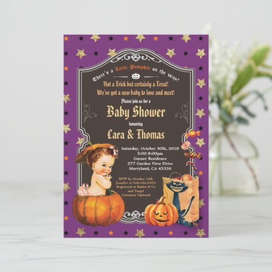 ハロウィーンの赤ちゃん女の子が紫色の金ゴールド 招待状 (スタンド正面)