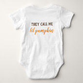 ハロウィーンの赤ちゃん服彼らは私をLil Pumpkinと呼ぶ ベビーボディスーツ (裏面)