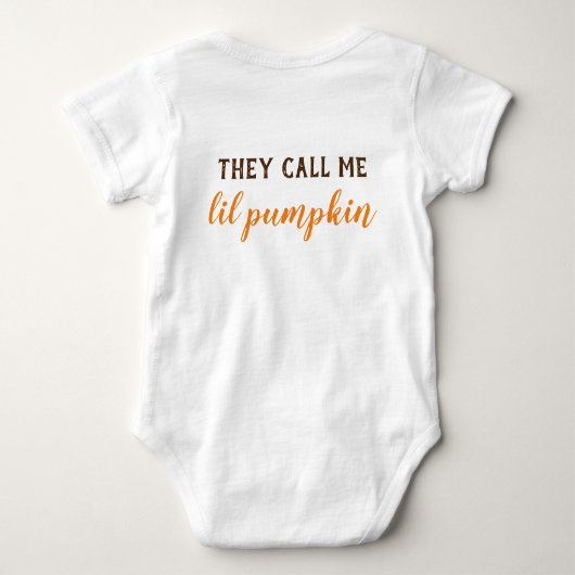 ハロウィーンの赤ちゃん服彼らは私をLil Pumpkinと呼ぶ ベビーボディスーツ (裏面)