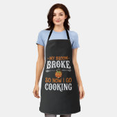 ハロウィーンの魔女の料理箒が壊れたデザイン_1 エプロン (着用した状態)