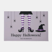 ハロウィーンの魔女の脚と名前の紫のクモ ドアマット (正面)