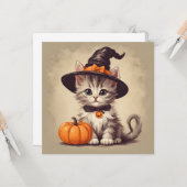 ハロウィーンの魔女の衣装を着た可愛いヴィンテージ子猫 カード (正面/裏面インサイチュ)