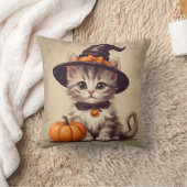 ハロウィーンの魔女の衣装を着た可愛いヴィンテージ子猫 クッション (ブランケット)