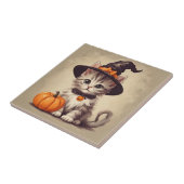 ハロウィーンの魔女の衣装を着た可愛いヴィンテージ子猫 タイル (側面)