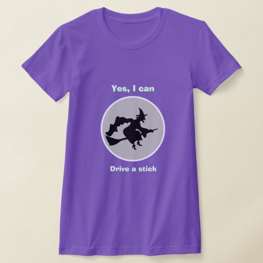 ハロウィーンの魔女YES私はスティックTシャツを駆動することができる Tシャツ (レイダウン)