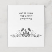 ハロウィーンをテーマにしたゴシック結婚の折り畳み座席表 プレイスカード (外部開封)