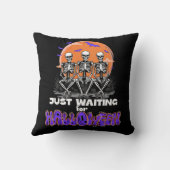 ハロウィーンを待っているだけで、3つのスケルトン クッション (裏面)