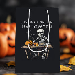 「ハロウィーンを待っている | 骨格おもしろい ミディアムペーパーバッグ