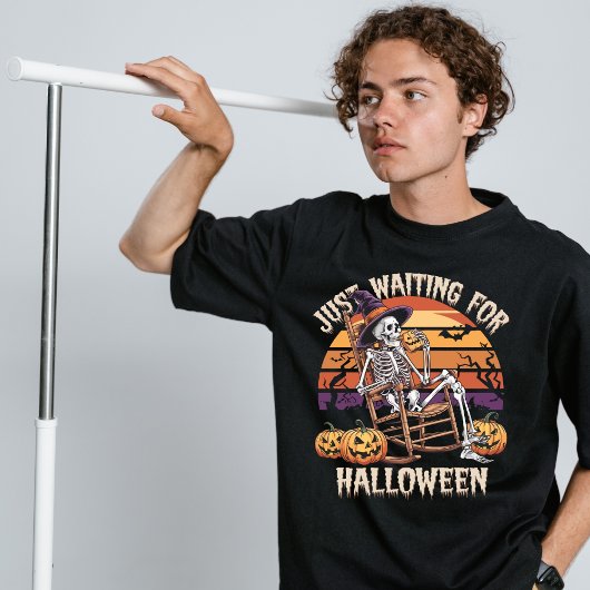 ハロウィーンを待っている Tシャツ