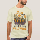 ハロウィーンを待つスケルトン | おもしろいホラー Tシャツ (正面)