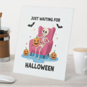 ハロウィーンを待つスケルトン 台座サイン (インサイチュ)