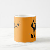 ハロウィーンウィッチヨガオレンジブラックキャットモダンハート コーヒーマグカップ (中央)