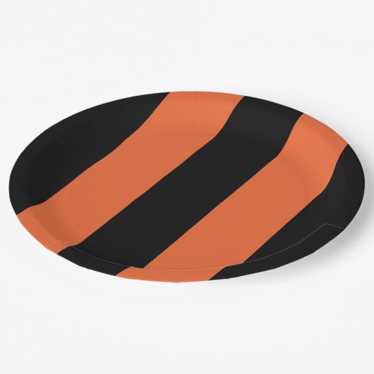 ハロウィーンオはっきりしたレンジ&ブラックストライプのジオメトリ ペーパープレート (アングル)