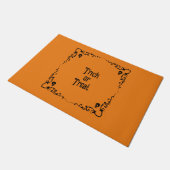 ハロウィーンカボチャのオレンジとブラックトリックまたはトリート ドアマット (アングル)