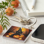ハロウィーンカボチャの中でウィッチハットの黒い子猫 キーホルダー (正面右)