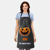 ハロウィーンカボチャ「BOO!」 – 名パーソナライズされた前 エプロン (着用した状態)