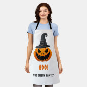 ハロウィーンカボチャ「BOO!」 – 名パーソナライズされた前 エプロン (着用した状態)