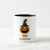 ハロウィーンカボチャ「BOO!」 – 名パーソナライズされた前 ツートーンマグカップ (中央)