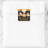 ハロウィーンケーキとベーキングブルネットガール スクエアシール (バッグ)