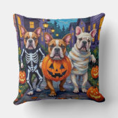 ハロウィーンコスチュームでのブルドッグのトリックまたは治療 クッション (裏面)