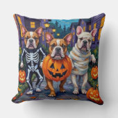 ハロウィーンコスチュームでのブルドッグのトリックまたは治療 クッション (正面)