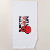 ハロウィーンスカル – 怖いハロウィーンを持つ ビーチタオル (正面)