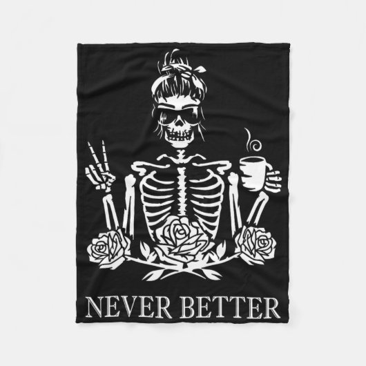 ハロウィーンスケルトンスカル女性コーヒーネブを飲む フリースブランケット (正面)