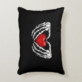 ハロウィーンスケルトンハンドのまわりにハート アクセントクッション (正面(垂直))