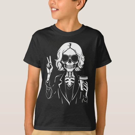 ハロウィーンスケルトン怠惰な飲みカップコーヒーコスム Tシャツ (正面)