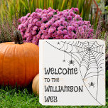 ハロウィーンスパイダーウェブへようこそ ウッドボックスサイン<br><div class="desc">この祝木製の箱のサインとハ独占的ロウィーンの不気味な魅力、あなたの季節の装飾に完璧な追加。美しく細工されたクモのウェブデザインが見事に飾られ、複雑な詳細と不気味なクモが並ぶ。あなたパーソナライズされたの名前で、それはユニークあなた自身のくもの巣のハロウィーンの快楽にお客様を歓迎する魅惑的な方法である。</div>