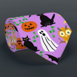 ハロウィーンテーマコラージトスパターンパープル ネクタイ<br><div class="desc">このお洒落ハロウィーンのトスパターンは主にオレンジ色と黒で薄紫色の背景に作られている。白い幽霊、黒猫とこうもり、オレンジ色のカボチャと薄いオレンジ色のフクロウが入っている。不気味なパーティーを見て救済は祝の可愛い漫画デザイン。このデザインは子供のパーティーや軽やかな大人のパーティーに適している。</div>